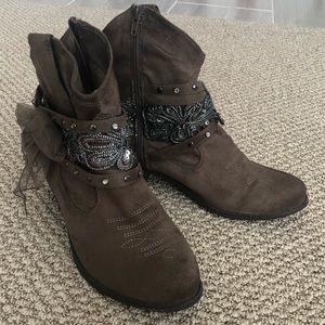 Naughty Monkey Boot EUC Taupe Rhinestone Stud 8.5